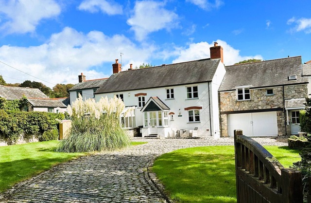 Luxury and spacious family home steps away from UNESCO world heritage harbour
