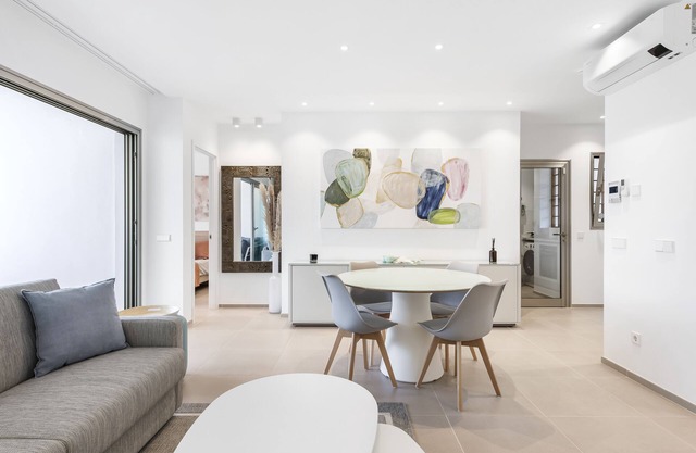 Luxury apartment: air conditioning, swimming pools, heating, gym, fibre optics, garage
