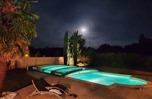 Luxury apartment air-conditioning swimming pool spa sauna gym bikes ping pong