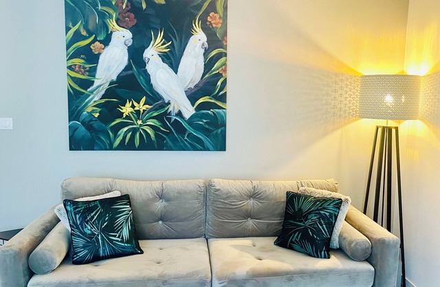 Luxury Apartment Near City Center/Train Station