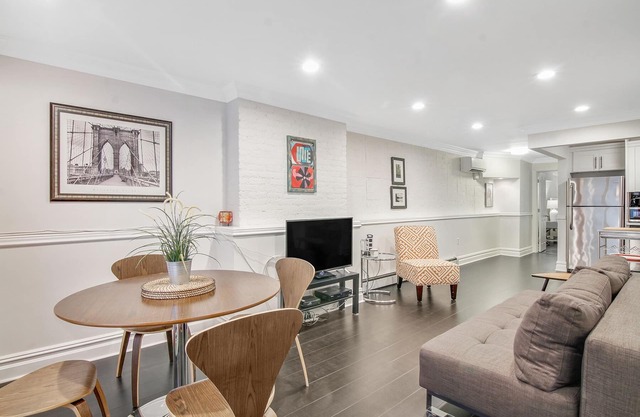 Luxury apartment, near the subway, perfect for work or play!