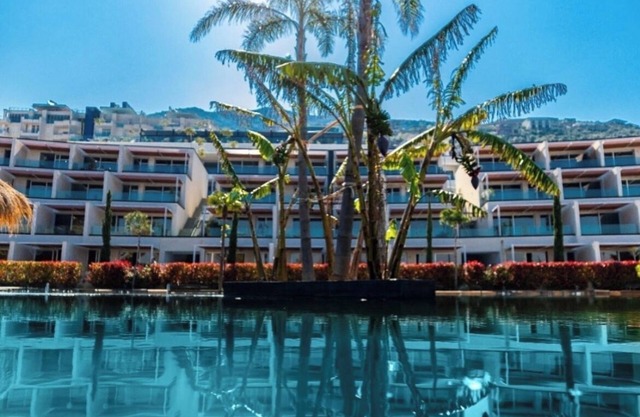 Luxury apartment - parking, pool and beach access