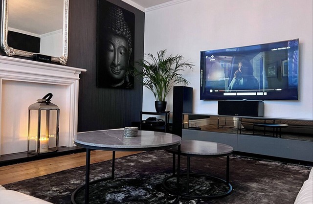Luxury Apartment with Hot Tub Just 500 mtrs from the Beach & trendy high street