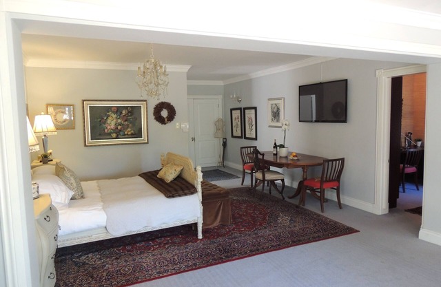Luxury APARTMENT with private entrance in beautiful indigenous garden