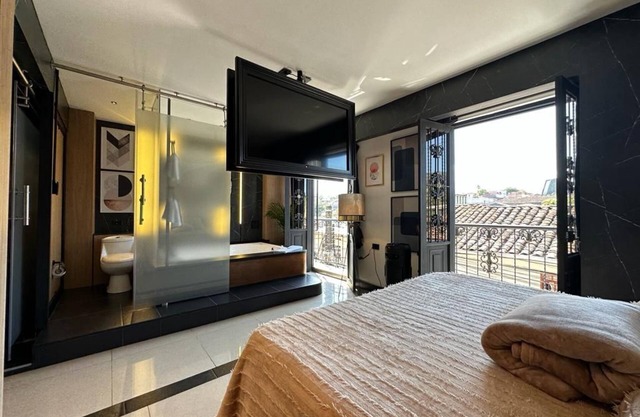 Luxury apt with jacuzzi near downtown
