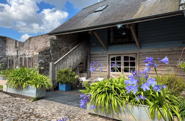 Luxury Barn for Two - the Nest With Private Hot Tub & Garden Near The Sea