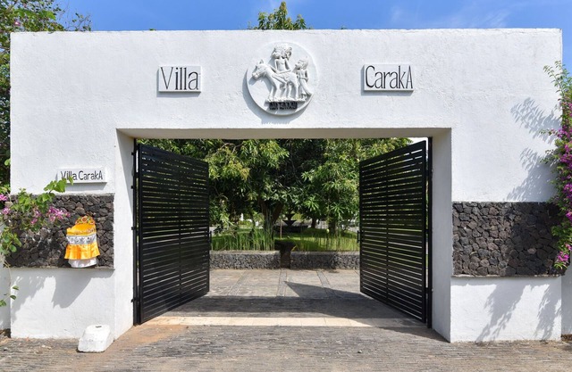 Luxury Beach Front Villa with large garden, private pool, staff and free Wi-fi