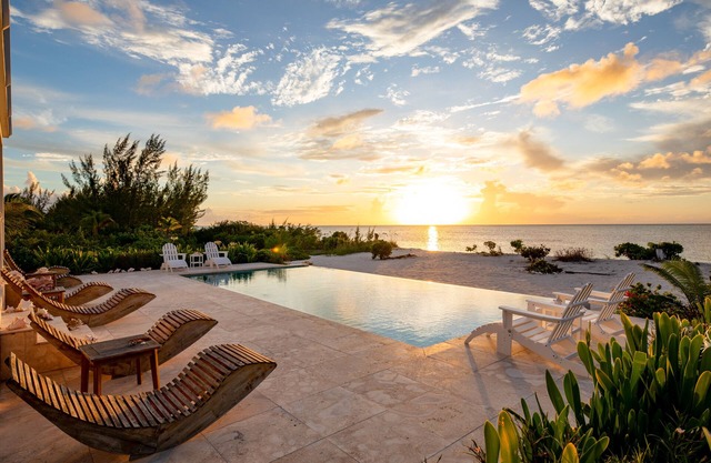 Luxury Beach House Villa with beachfront access & infinity pool in North Caicos!