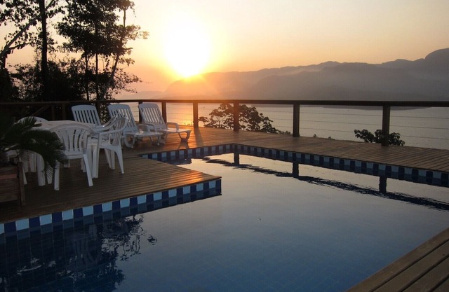 Luxury beach house w/pool, deck and spectacular views w/the sea; beach 600 m