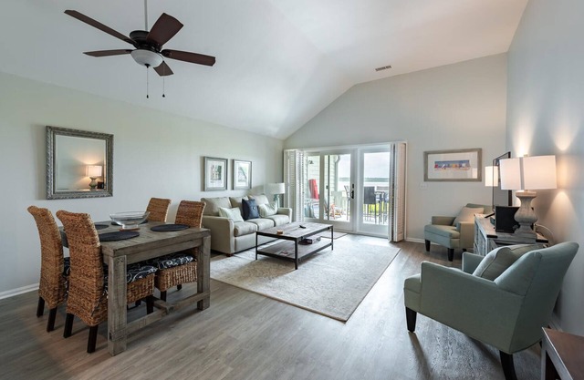 Luxury Beachfront Villa, renovated, Pet Friendly, Amenity Cards included