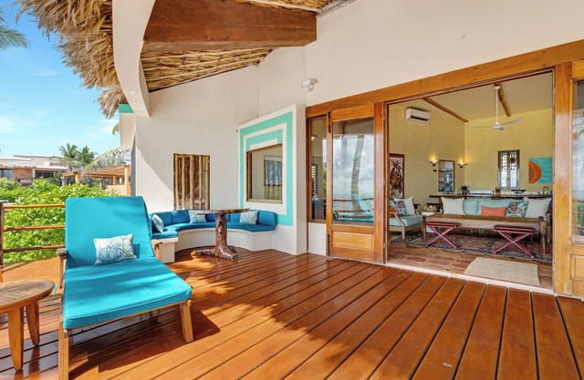 Luxury Beachfront Villa Emerald Gold, Standard Certified, ocean views!