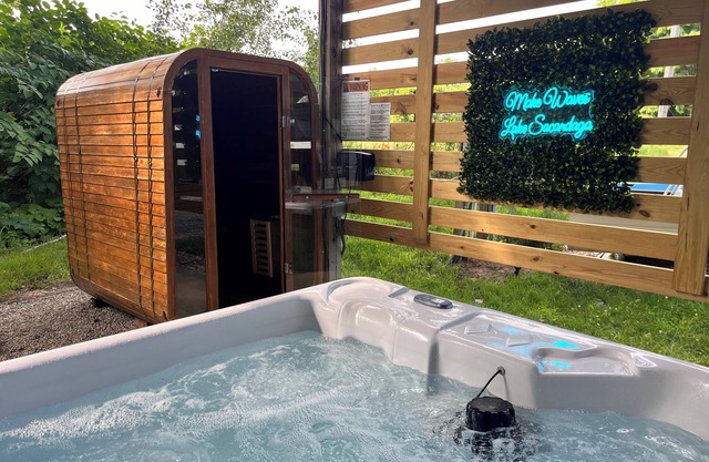 Luxury Camp- Glamping with Cedar Sauna & Salt Water Hot Tub Near Lake Sacandaga