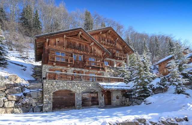LUXURY CHALET WITH ALL THE COMFORT AT 3 MINUTES FROM THE LIFTS.