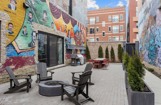 Luxury Chicago 2 Story Condo: 10 Mins to Downtown