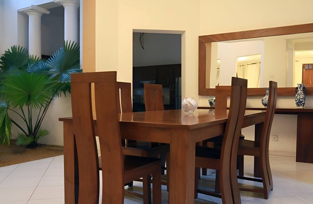 Luxury Colombo Escape- Spacious villa with landscaped gardens & library