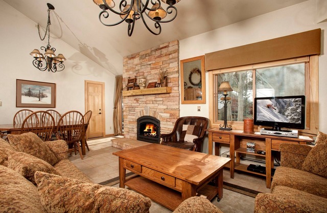 Luxury Condo for Groups with Fireplace