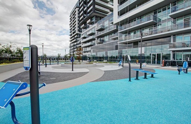 Luxury Condo- GO station, GYM, Pool, BBQs