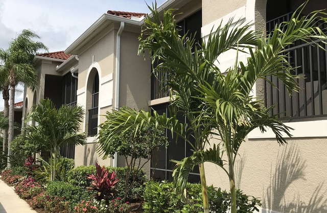 Luxury condo, golf and country club lifestyle - Enjoy the sun and have fun!