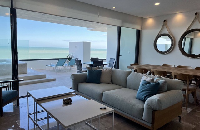Luxury condo w/private jacuzzi and flamingo views