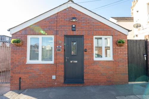 Luxury Cosy Central Detached Cardiff Bungalow with Free Parking