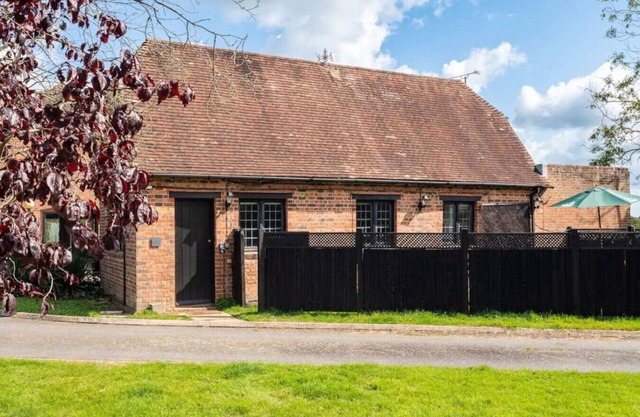 Luxury Cottage with Tennis Court, Hot Tub and BBQ
