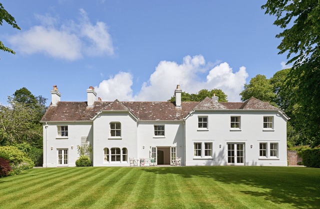 Luxury Country Manor House with private grounds and swimming pool