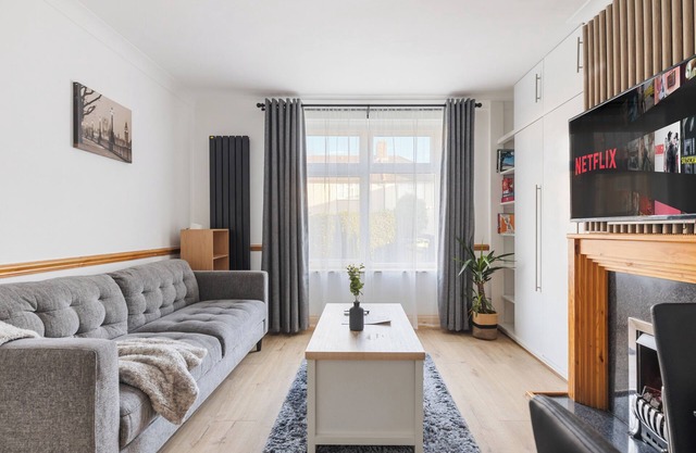 Luxury, cozy 4 Bedroom home in London with garden. Perfect for your next stay.
