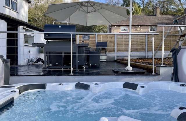 Luxury Cozy Cottage w/HUGE Hot Tub (Alton Towers)