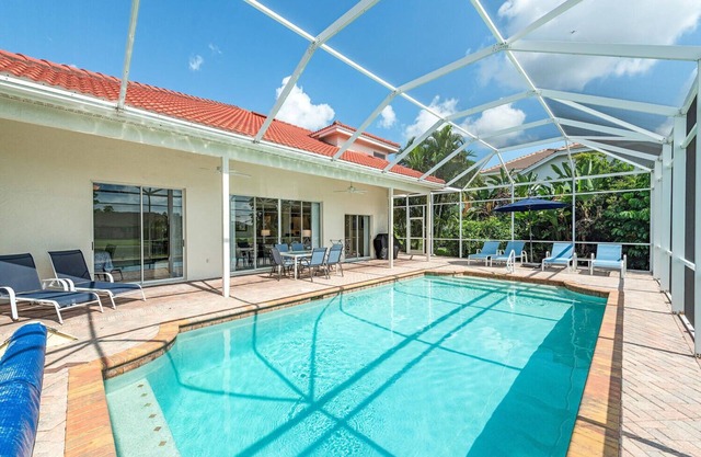 Luxury Crown Pointe pool & lake view home minutes to beaches & Old Naples