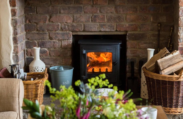 Luxury Dartmoor cottage on quiet private lane. South facing garden, own parking