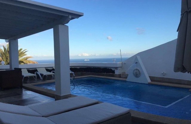 Luxury detached villa: private heated pool, WIFI , A.C. & ocean view