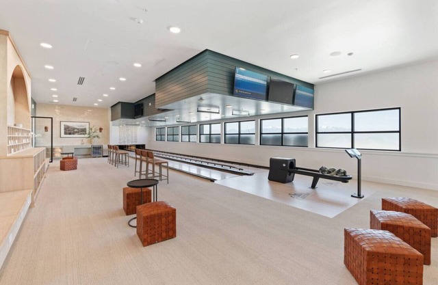 Luxury Downtown 1BR 1BA - Pool/Gym/Pkg/Bowls+More!