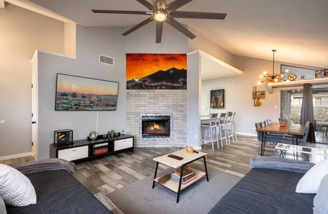 LUXURY EL PASO THEMED HOME W/FUTURISTIC SHOWERS