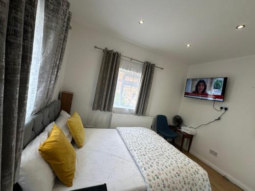 Luxury Ensuite 2nd Studio Flat With Great Views in Keedonwood Road With Fully Own Bathroom Newly Added And Private Kitchenette
