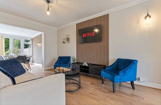 Luxury Equipped 3 Bedroom Home - Free Parking - Near City Centre