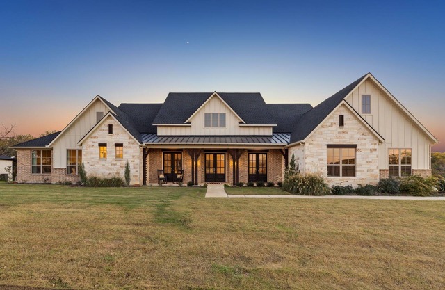 Luxury Family Estate near Dallas w/games & outdoor living, sleeps 22