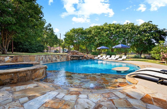 Luxury Family Oasis: Huge pool, Spa, Firepit, Playground, Outdoor Kitchen, Games
