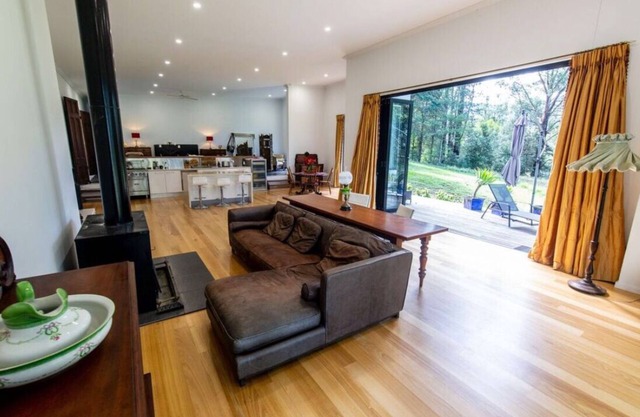 Luxury family seclusion in native forest! O/views! 12mins to villages/beaches!