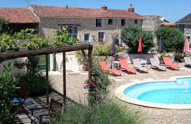 Luxury Farmhouse, Exclusive Use Heated Pool, Free WIFI, Dogs Welcome