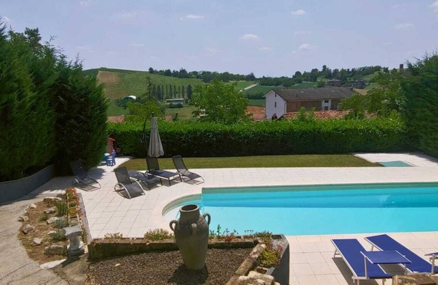 Luxury farmhouse Casa Barbera with swimming pool with view of Monferrato hills