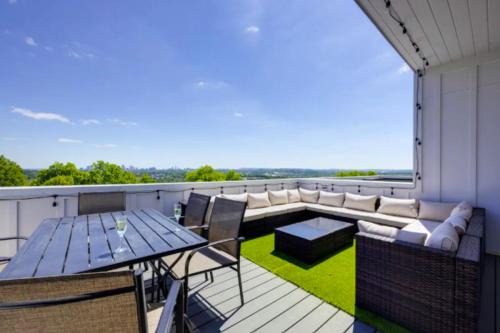 Luxury four-story Home with Rooftop views, 10min to Downtown! Sleeps 12!