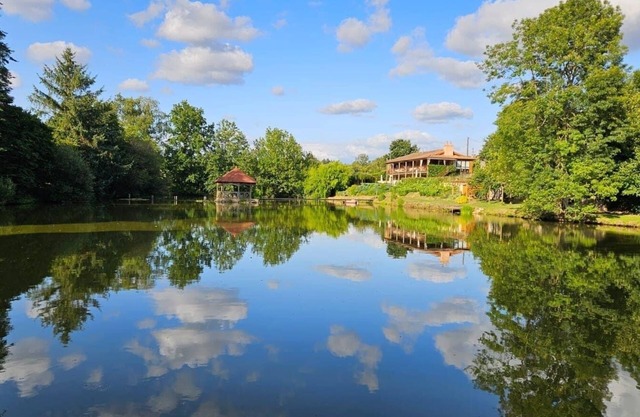Luxury accommodation with heated pool, jacuzzi and fishing lake