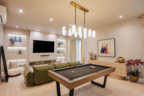 Luxury Fulham Townhouse with a Bar & Games Room