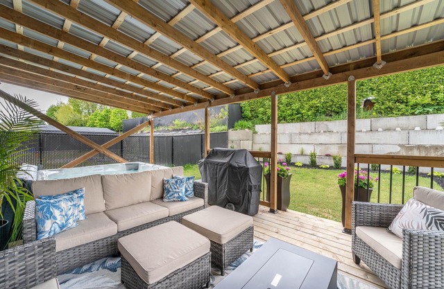 Luxury Gatineau Home 11km to DT Ottawa: Hot Tub, BBQ & Fire Pit