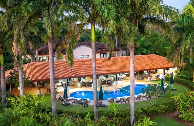 Luxury Getaway: Private Chef, pool & 5-Min Drive to the Beach