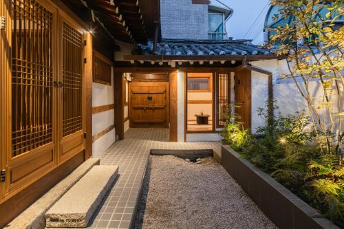 Luxury Hanok Whispering Garden