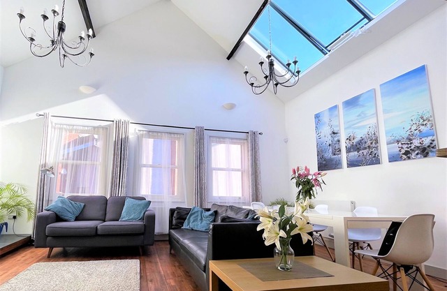 Luxury Harbourside Apartment with Balcony
