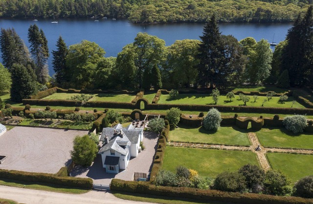 Luxury Highland Garden Gem with Hot tub by Loch Ness