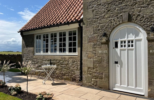 Luxury Holiday Cottage Sleeps 8, near the beach between Bamburgh and Seahouses