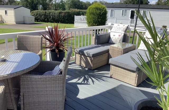 Luxury Holiday Home, Large Balcony, Quality Outdoor Furniture, BBQ - Indoor Pool